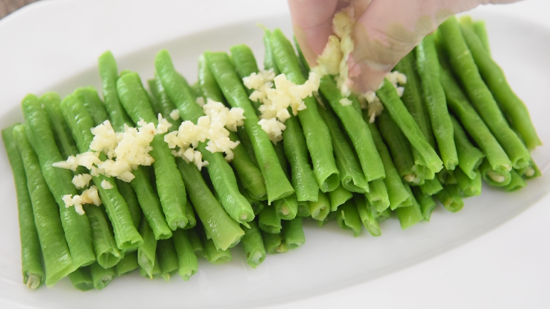 5分钟就能上饭桌，超级快手菜——麻酱蒜蓉豆角,再将蒜末放在豆角上