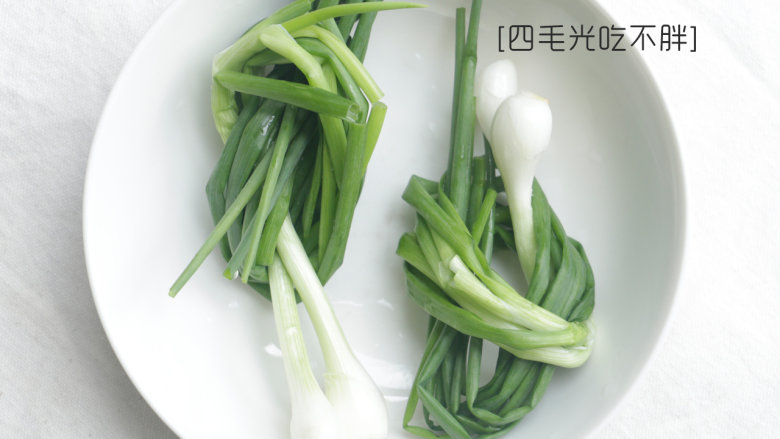 姜汁白切鸡,<a style='color:red;display:inline-block;' href='/shicai/ 3250'>葱</a>切段和打结;