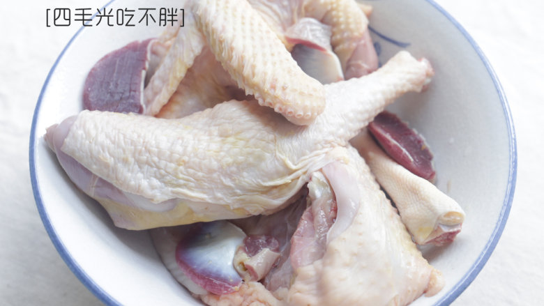姜汁白切鸡,新鲜<a style='color:red;display:inline-block;' href='/shicai/ 107'>鸡</a>洗净;