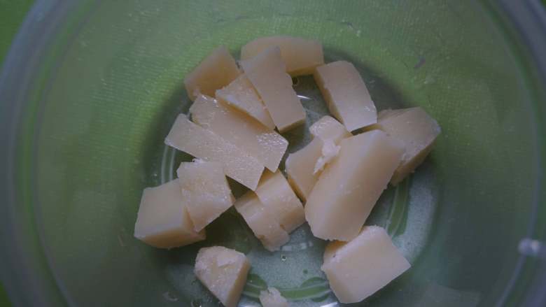 秋冬必吃之意大利黑松露炖饭,芝士切丁,便于之后搅拌,更好地融在饭里面。