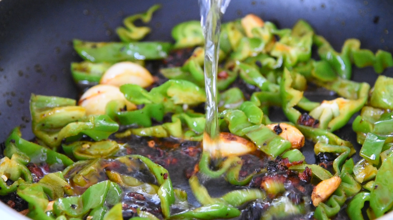 厨师长拿手菜,农家回锅肉,必吃三大碗饭!,翻炒均匀,加入少许清水