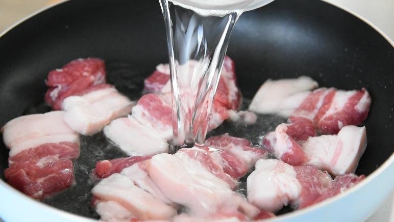 厨师长拿手菜,农家回锅肉,必吃三大碗饭!,将肉片均匀播散,倒入适量清水