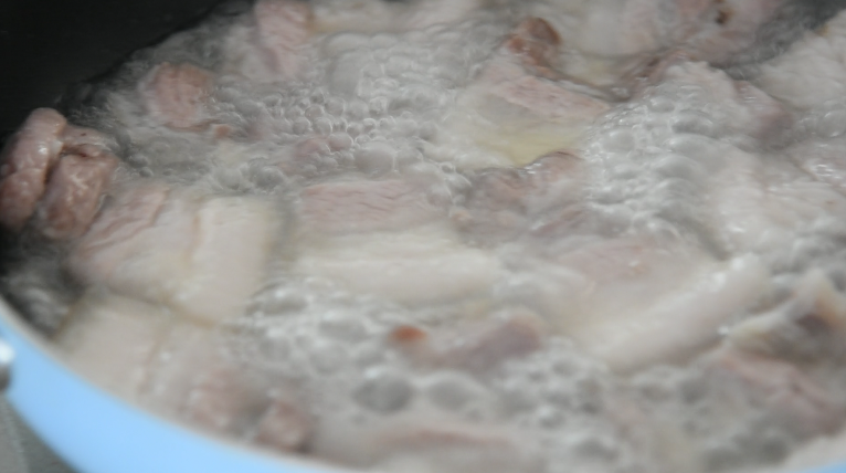 厨师长拿手菜,农家回锅肉,必吃三大碗饭!,轻轻晃动肉片,防止粘连焦糊