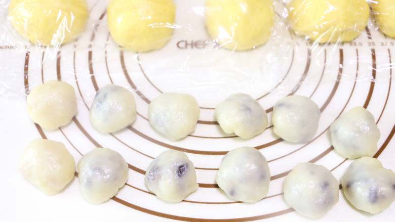 麻糍蜜豆萝卜餐包,依次将每个麻糍包裹上适量蜜红豆,搓圆做成麻糍蜜豆馅