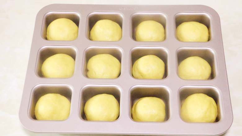 麻糍蜜豆萝卜餐包,依次将12个面团全部做好,放入模具