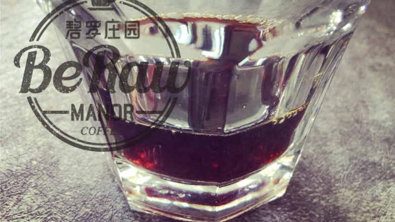 万圣节特饮——女巫之血(Blood of witches),更为简单的判断萃取咖啡液量的判断方法是萃取出咖啡杯大约1/3杯的黑咖啡待用;