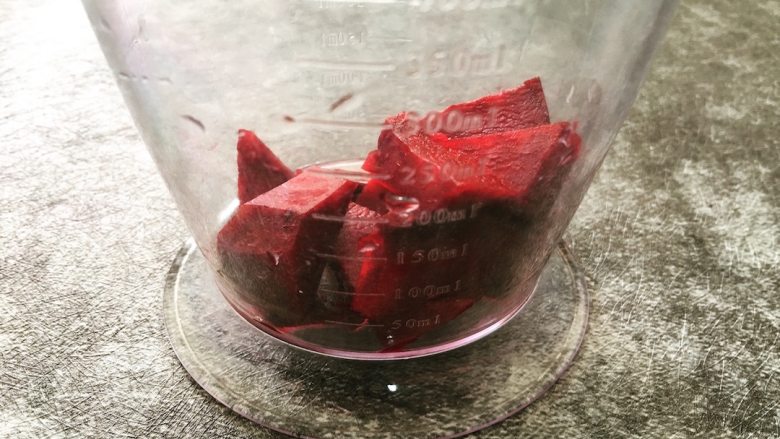 万圣节特饮——女巫之血(Blood of witches),将去好皮的甜菜根切块后加入少量清水,进行榨汁;
