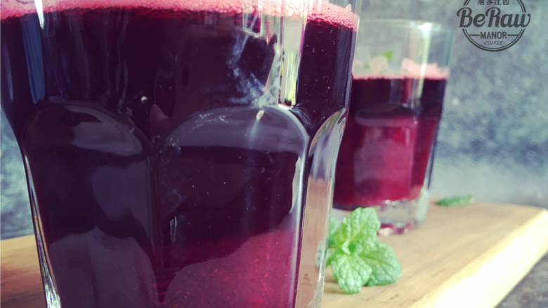 万圣节特饮——女巫之血(Blood of witches),这款女巫之血有着自然清新的甜感和咖啡醇香的尾韵,作为万圣节特饮或者健身减脂的常规饮品也很不错哦。