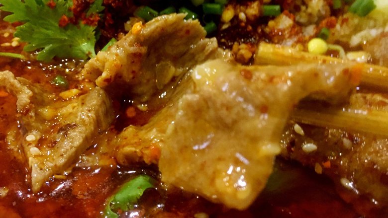 水煮牛肉,在碗中撒上葱花+<a style='color:red;display:inline-block;' href='/shicai/ 131'>香菜</a>叶,一碗正宗的水煮牛肉就做成了。