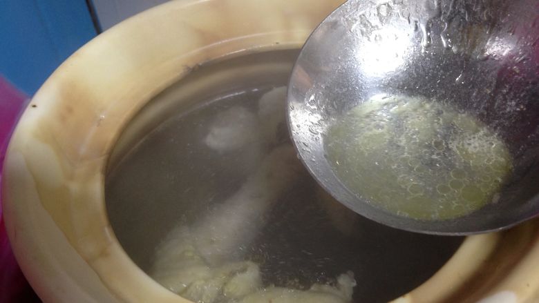 黄芪红枣土鸡汤,把鸡肉倒入汤煲内,开锅撇去表面浮沫