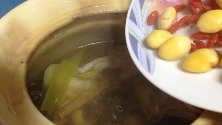 黄芪红枣土鸡汤,煲汤大概需要1小时30分钟左右,最后10分钟的时候加入白果、枸杞和盐调味即可