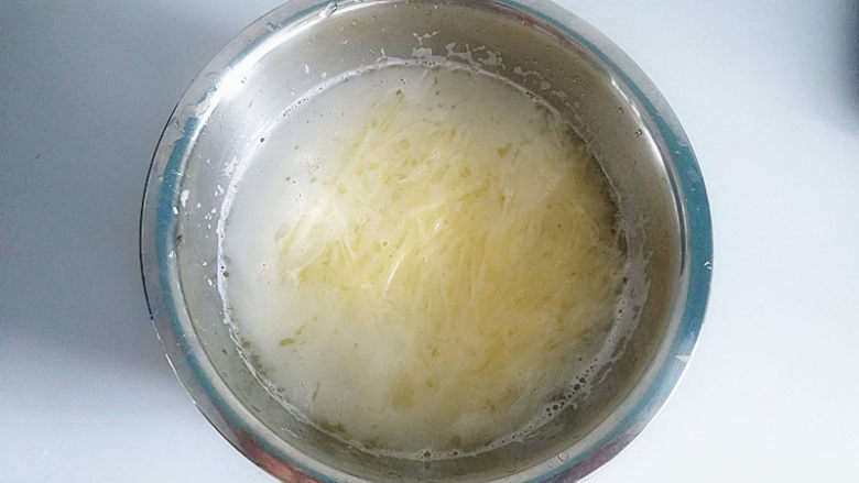 麻辣土豆丝,切好的土豆丝用水浸泡几分钟,冲洗两遍
