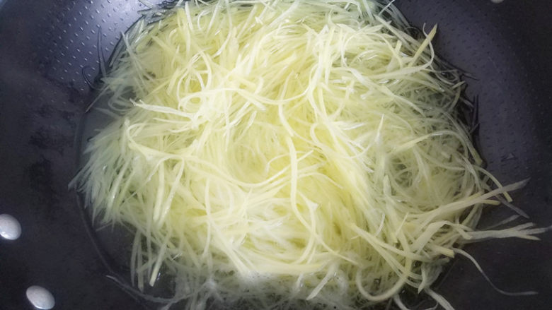 麻辣土豆丝,烧开足量的水,水沸后放入土豆丝再滴上几滴醋