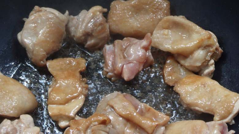 經典名菜~花雕雞((含失敗經驗)),(煎肉小tip:除了油量要足夠外,請將雞皮朝下煎約2分鐘後再翻面,勿一邊煎又一邊翻,這樣皮很容易掉下)