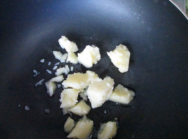 牛轧糖沙琪玛,用不粘锅,放入<a style='color:red;display:inline-block;' href='/shicai/ 887'>黄油</a>小火至融化