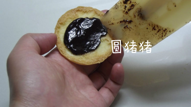 南瓜鬼脸夹心饼干,将半凝固状的巧克力浆涂在圆形的饼干上,再盖上一块南瓜脸谱饼干即完成。