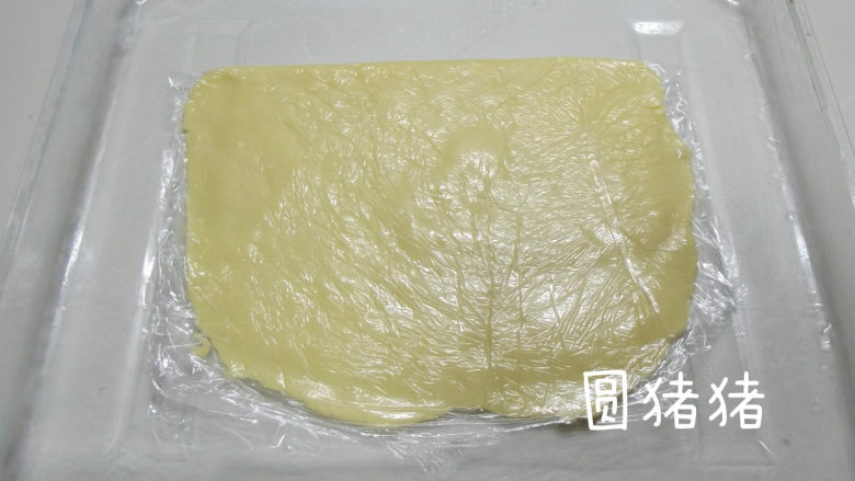 南瓜鬼脸夹心饼干,将擀好的面片,移入冰箱冷冻格里,冷冻至变硬。