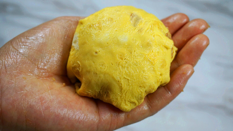 蛋包肉丸菇香汤,蛋皮包裹好的肉丸
叨叨叨:肉沫搅打上劲后有一定的粘性,不用担心蛋皮掉下来哦,但是蛋皮不宜过大,刚刚包裹住肉丸即可