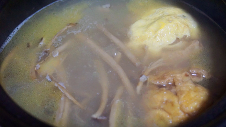 蛋包肉丸菇香汤,煲汤过程中,汤色慢慢变白,为了充分利用食材,可以把刚刚没用完的蛋皮边角料下入锅中一起煲