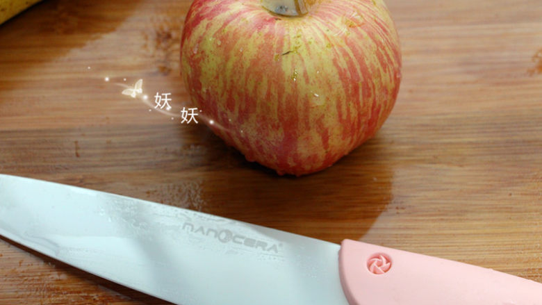 脆烤香蕉片,还有一个<a style='color:red;display:inline-block;' href='/shicai/ 591'>苹果</a>,也顺便一起切了。