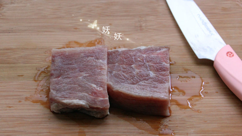 香脆猪排,猪肉提前用清水浸泡一下,逼出血水。