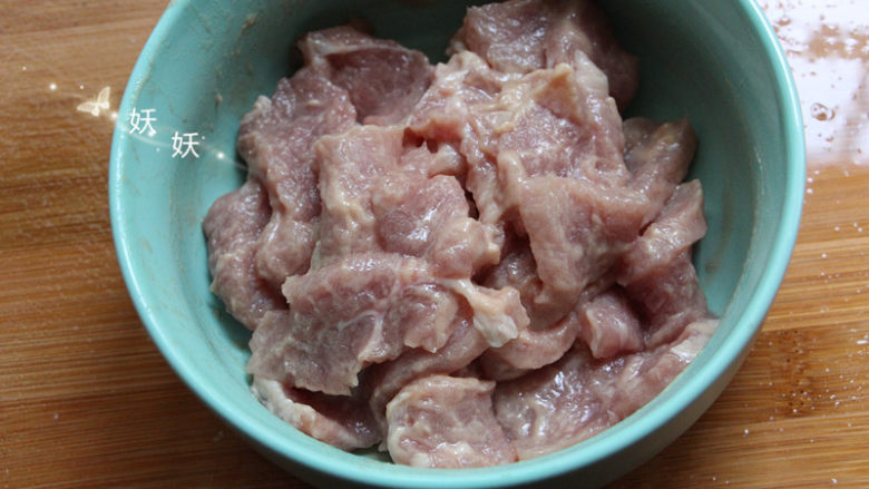 香脆猪排,抓匀,可以腌制一下,没有时间可以直接拿来用。肉很薄而且松弛过,很容易入味。