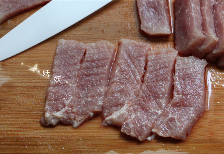 香脆猪排,用肉松捶锤松两面,没有肉松捶可以用刀背两面拍一拍,肉会松弛很多。