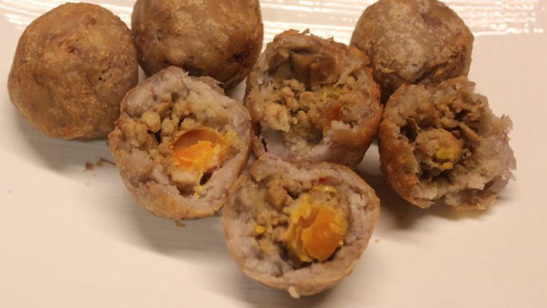 香酥芋头丸,外层芋头松软芋香浓郁,配上咸蛋黄和肉馅,很微妙的组合,好吃!!
