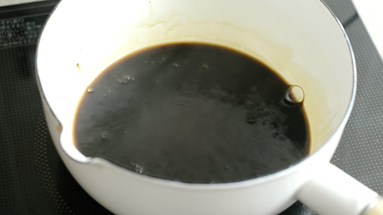 两种珍珠+波霸奶茶,红糖和水混合均匀,煮开。红糖要彻底溶解,不要有大颗的结块。