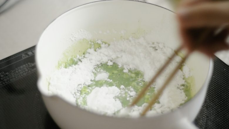 两种珍珠+波霸奶茶,将淀粉全部倒入煮开的牛奶糊中,用筷子快速搅拌