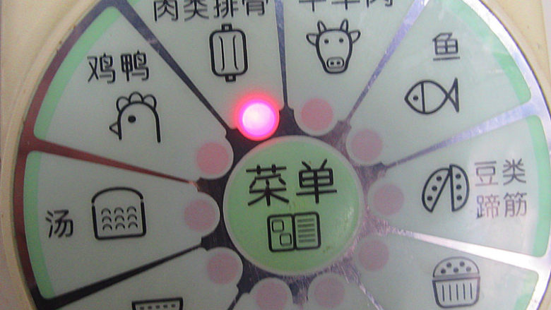 天冷了,来碗猪大骨暖身汤,电饭煲加温水按下肉类排骨键