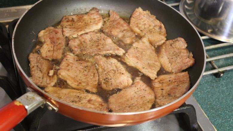 豚丼‧烧肉盖饭,放入煎好的猪肉片, 中火慢煮。