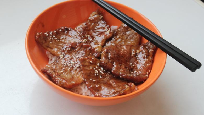 豚丼‧烧肉盖饭,铺上肉片，即可上桌。