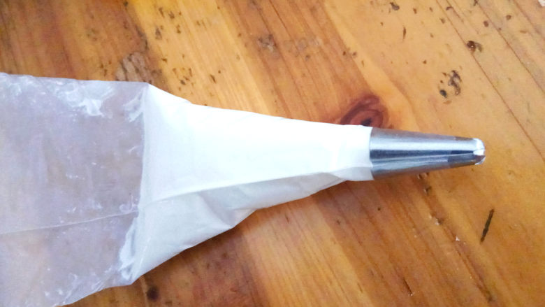 巧克力手指泡芙,剩下的奶油装到另一个裱花袋中,我用了小号三齿花嘴。