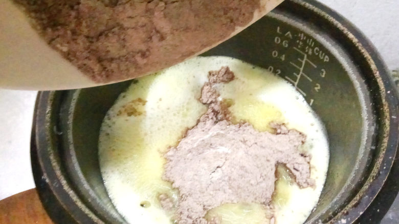 巧克力手指泡芙,转小火,将粉类倒入锅中。