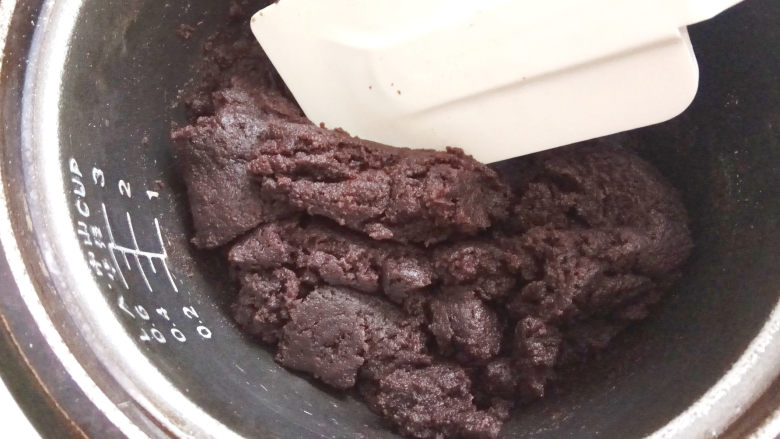 巧克力手指泡芙,每一次都要用橡皮刮刀完全拌匀后,才可以加入下一次。