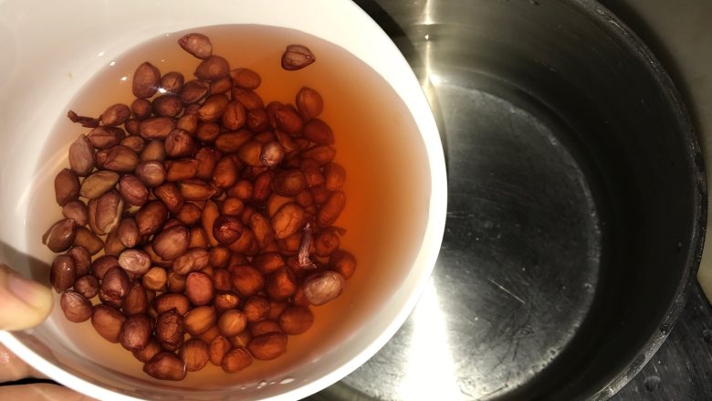 花生板栗猪骨汤,另一个锅放入1.5升水,泡红皮花生的水和花生一起放入锅里,开火