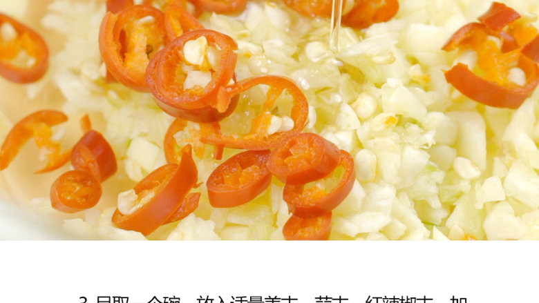 微波炉快手鱼香肉丝,另取一个碗，放入适量姜末、蒜末、红辣椒末，加入<a style='color:red;display:inline-block;' href='/shicai/ 857'>植物油</a>30ml，搅拌均匀，放入微波炉高火加热约1分钟，取出