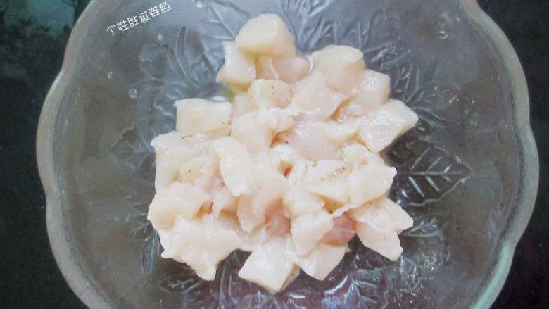 金玉满堂,鸡胸肉洗干净切丁,加5g酱油,3g白糖,5g淀粉抓匀腌制10分钟。