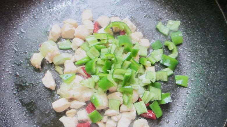 金玉满堂,鸡丁肉变色,倒入青椒大火翻炒