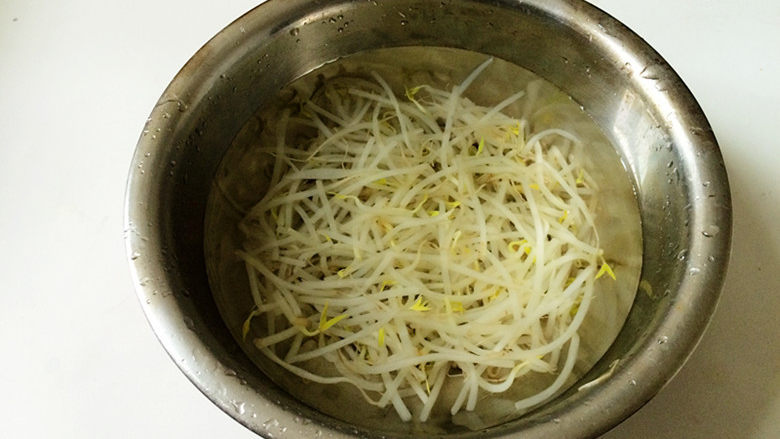 凉拌绿豆芽,捞出放入冷水中浸泡片刻