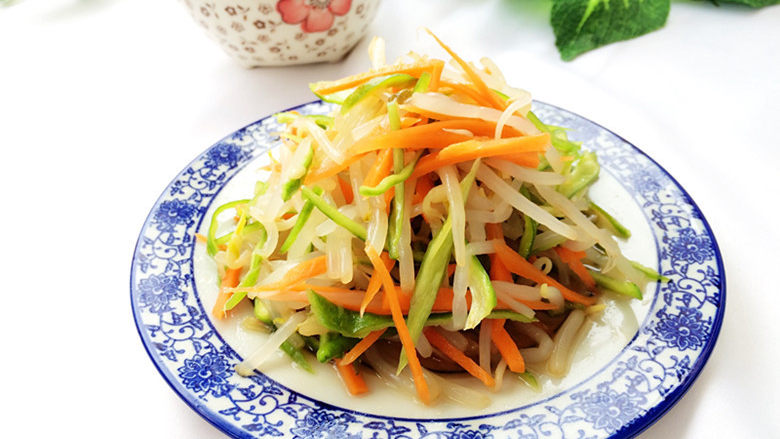 凉拌绿豆芽,食材放在一起，加入醋、精盐、<a style='color:red;display:inline-block;' href='/shicai/ 847'>香油</a>、<a style='color:red;display:inline-block;' href='/shicai/ 117810'>蘑菇精</a>、<a style='color:red;display:inline-block;' href='/shicai/ 3729'>白糖</a>拌均匀即可

