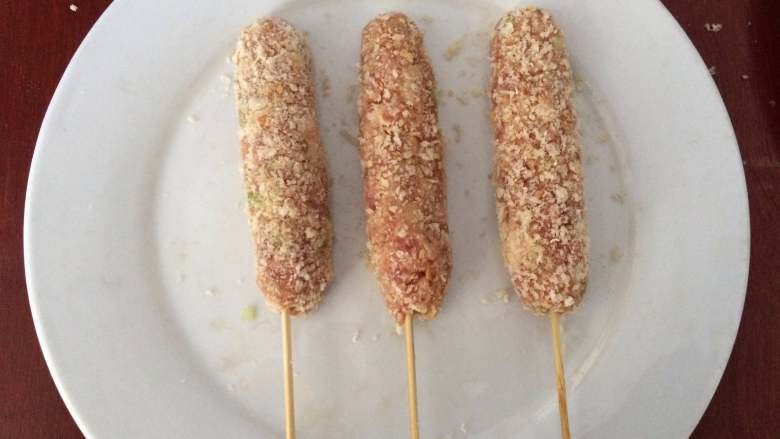 蒲棒羊肉,肉馅中放入精盐、<a style='color:red;display:inline-block;' href='/shicai/ 720'>胡椒粉</a>、<a style='color:red;display:inline-block;' href='/shicai/ 718'>料酒</a>、葱姜末，<a style='color:red;display:inline-block;' href='/shicai/ 692'>酱油</a>，搅拌上劲拌成肉馅