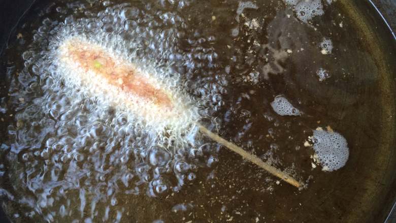 蒲棒羊肉,大勺里放入<a style='color:red;display:inline-block;' href='/shicai/ 846'>色拉油</a>，4成热的时候就放入蒲棒生坯