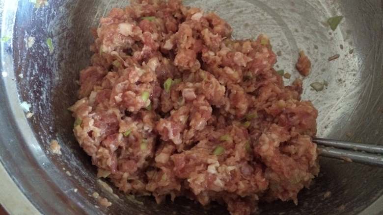 蒲棒羊肉,把整理好的肉棒放在面包渣里均匀裹上面包渣