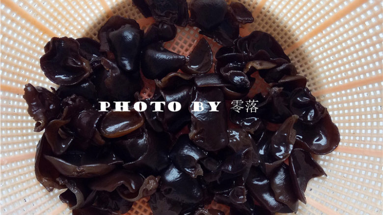 白菜炒木耳,撕成小块,沥干水分;