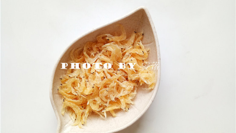 白菜炒木耳,备上熟<a style='color:red;display:inline-block;' href='/shicai/ 288'>虾皮</a>;