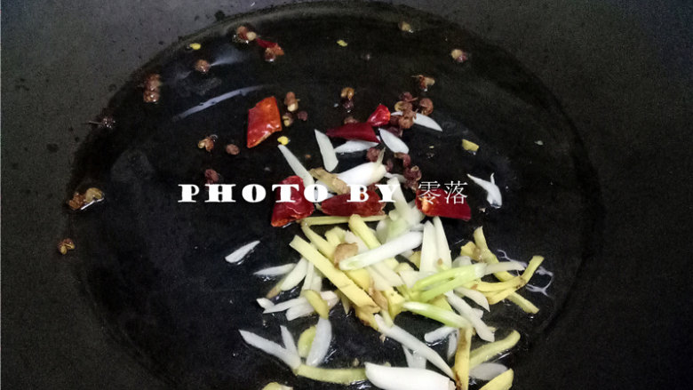 白菜炒木耳,放入干辣椒、花椒、姜丝、蒜丝、葱段炒香;