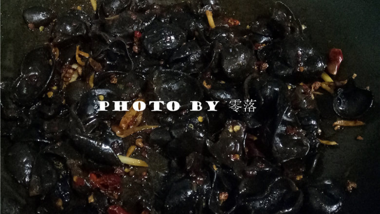白菜炒木耳,放入木耳,放入<a style='color:red;display:inline-block;' href='/shicai/ 692'>酱油</a>,迅速翻炒;