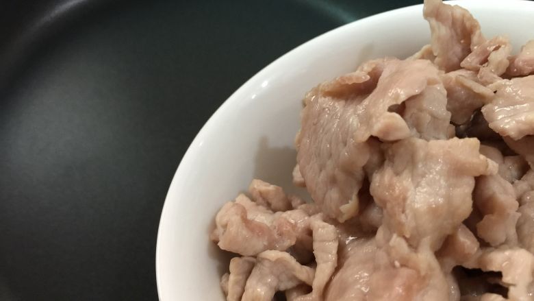 孜然辣肉片,用厨房纸把锅擦干，再把肉片片倒入锅里